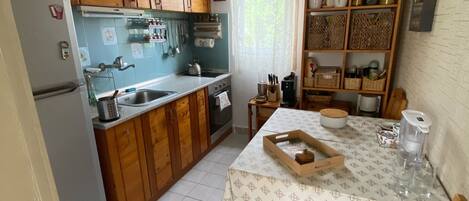 Refrigerador, horno, cafetera y tetera y tetera eléctrica