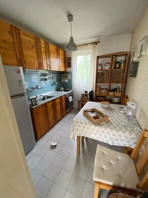 Réfrigérateur, four, cafetière/bouilloire, bouilloire électrique