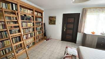 2 quartos, ferros/tábuas de passar roupa, roupa de cama
