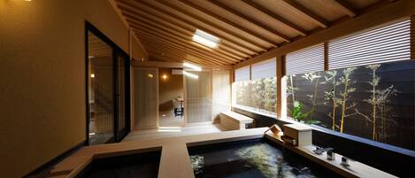 Suite ("MOEGI") | Salle de bain | Baignoire et douche séparées, baignoire d'eau douce