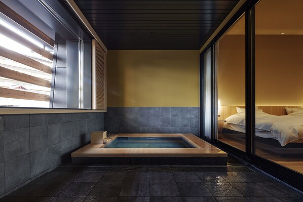 Villa ("KOHAKU") | Badezimmer | Badewanne und Dusche (separat), Quellwasserbad