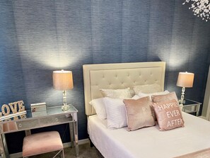 5 bedrooms, iron/ironing board, WiFi, bed sheets