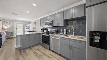 Refrigerador, microondas, horno y parrilla de estufa