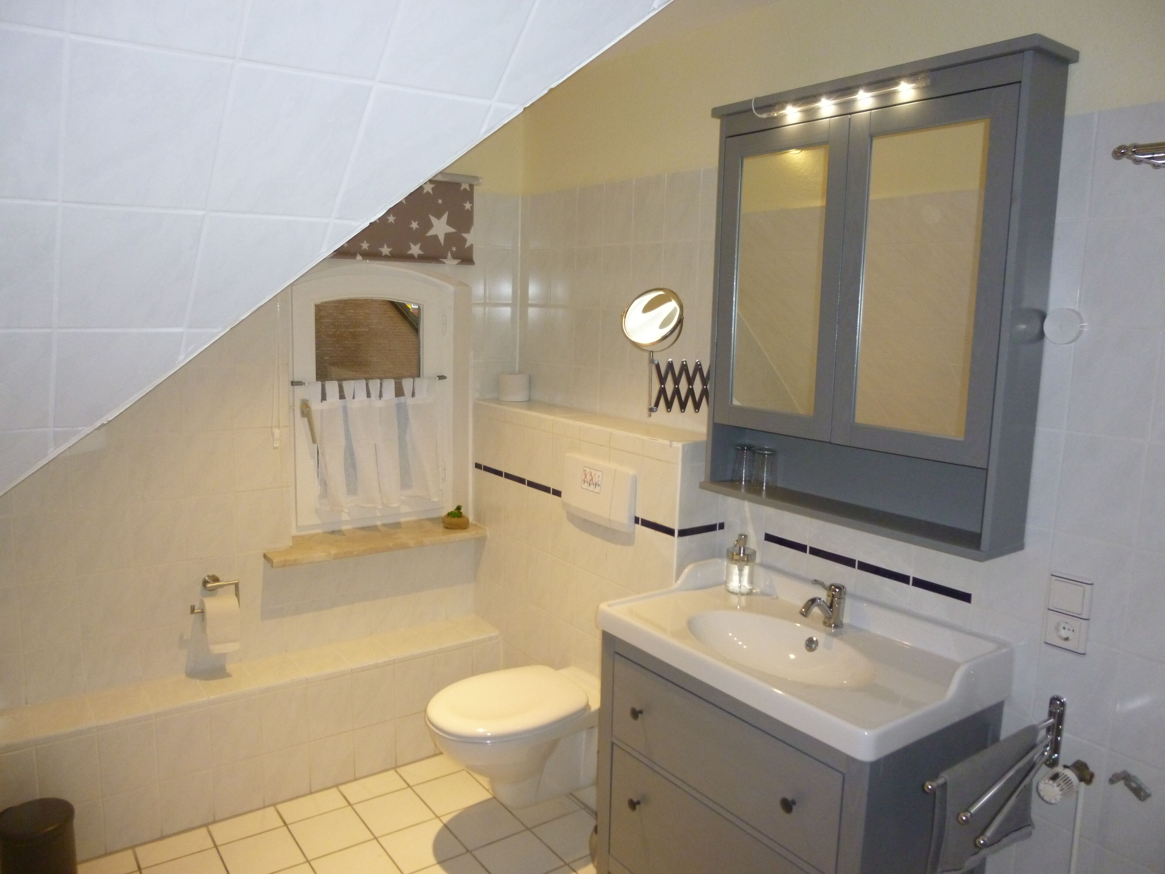 Badekar, hårtørrer, håndklæder, Toiletpapir