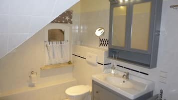 Baignoire, sèche-cheveux, serviettes fournies, papier toilette