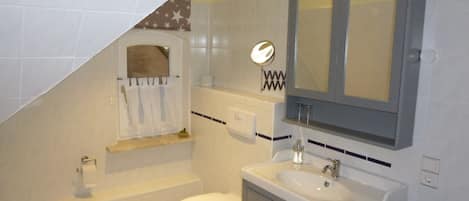 Bañera, secador de pelo, toallas y papel higiénico