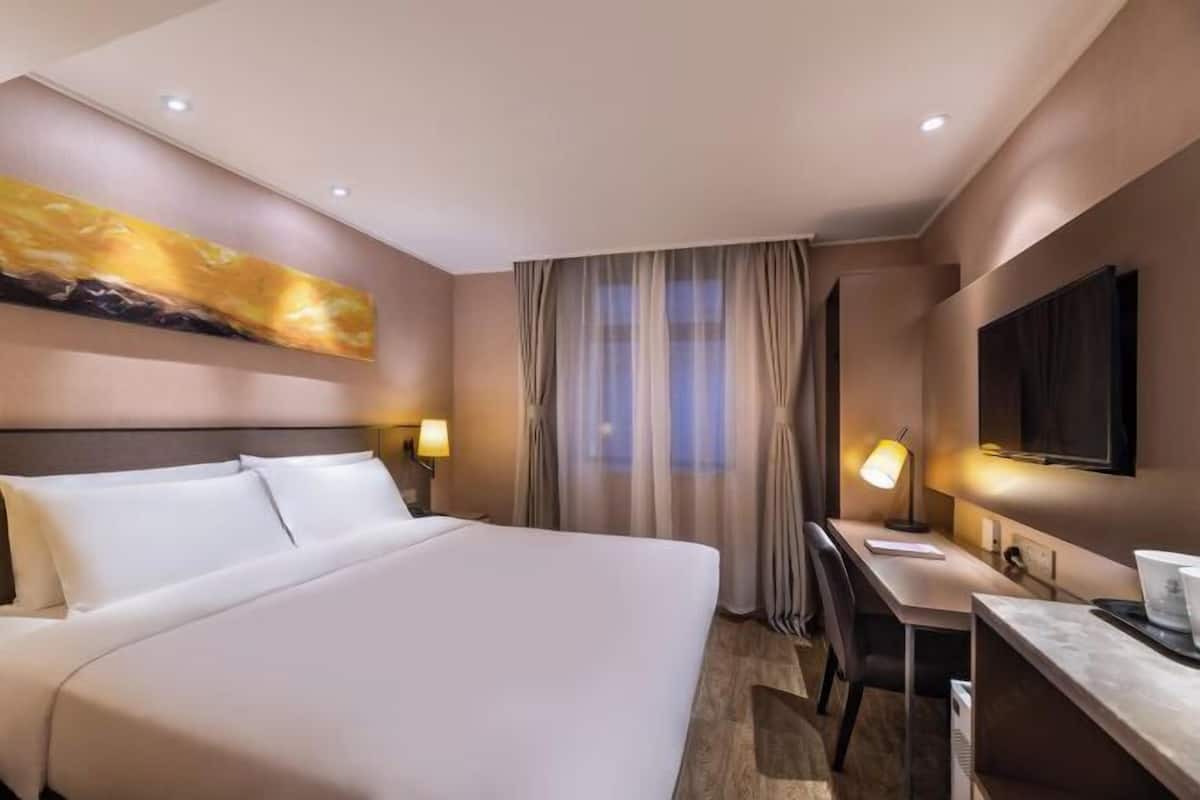 Desk, blackout drapes, free WiFi, bed sheets