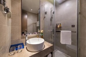 Shower, designer toiletries, hair dryer, slippers - Orange Hotel (Beijing Qianmen Temple of Heaven North Gate, Qiaowan Subway Station Branch) (Beijing)