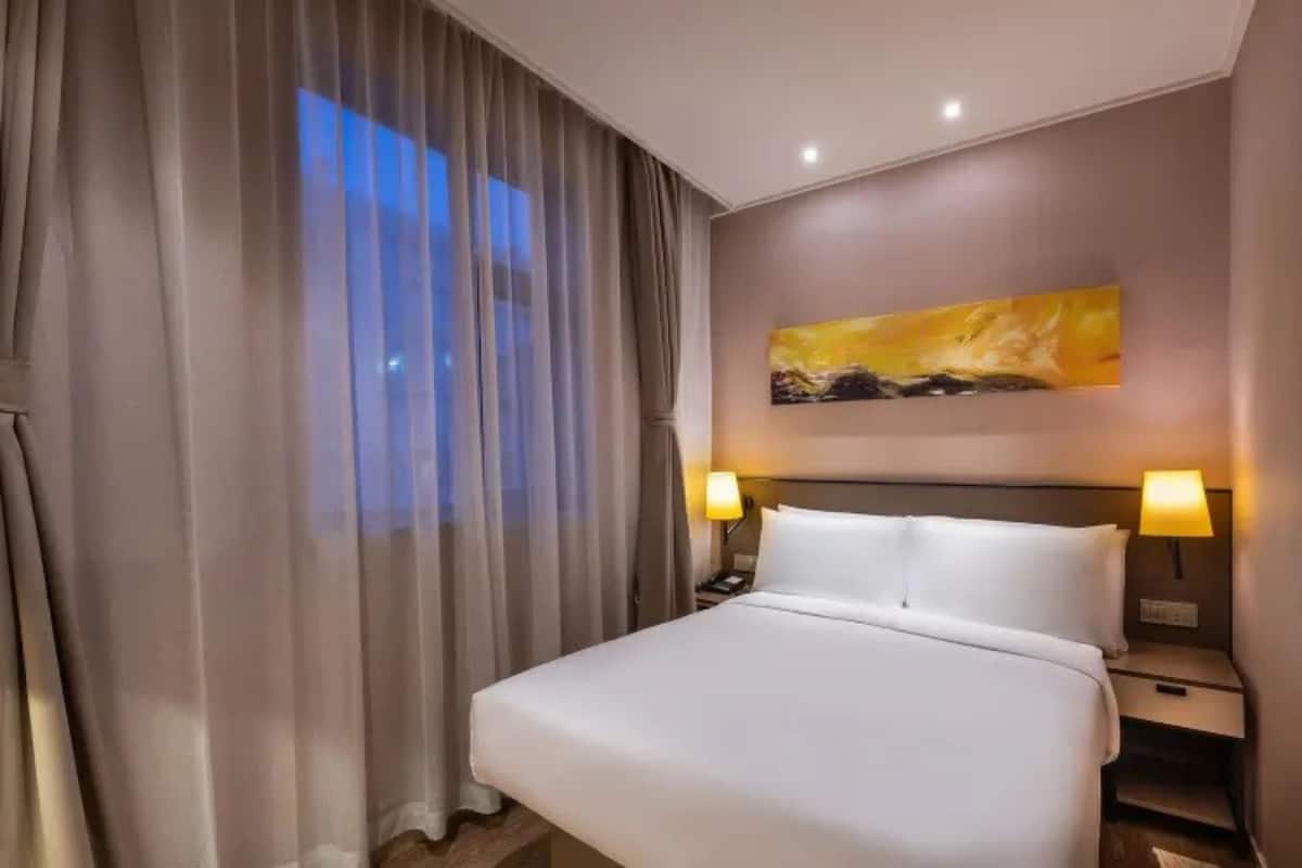 Desk, blackout drapes, free WiFi, bed sheets