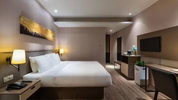 Escritorio, cortinas blackout, wifi gratis y ropa de cama
