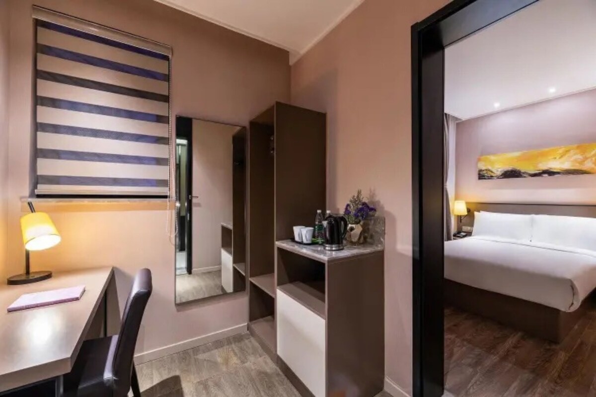 Escrivaninha, cortinas blackout, Wi-Fi de cortesia, roupa de cama