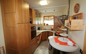 Kühlschrank, Ofen, Geschirrspüler, Hochstuhl