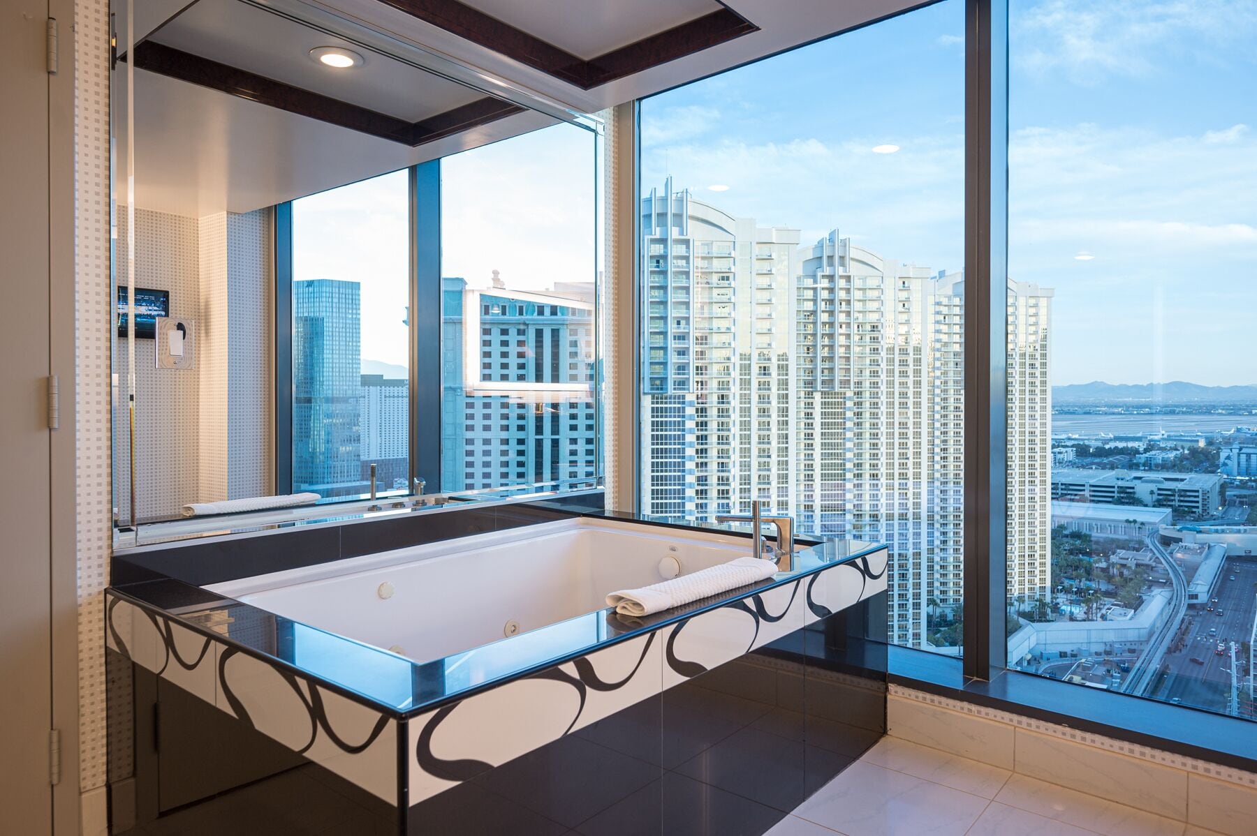LUXURY 4 BEDROOM SUITE CENTER OF STRIP
