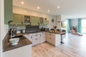 Kühlschrank, Mikrowelle, Ofen, Geschirrspüler
