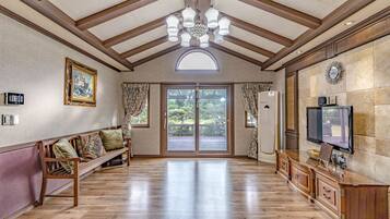 Flat-screen TV, fireplace, heated floors