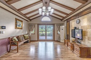 Televisión de pantalla plana, chimenea, piso con calefacción