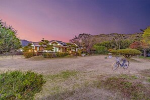 Fachada de la propiedad por la tarde o noche