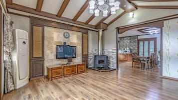 Flat-screen TV, fireplace, heated floors