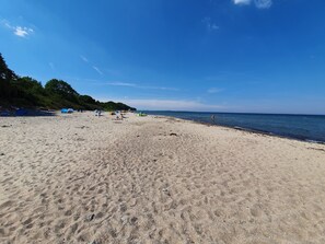 Vlak bij het strand, ligstoelen aan het strand