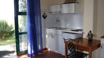 Kühlschrank, Herdplatte, Wasserkocher mit Kaffee-/Teezubehör