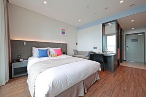 Desk, laptop workspace, blackout drapes, soundproofing - Airsky Hotel (Incheon)