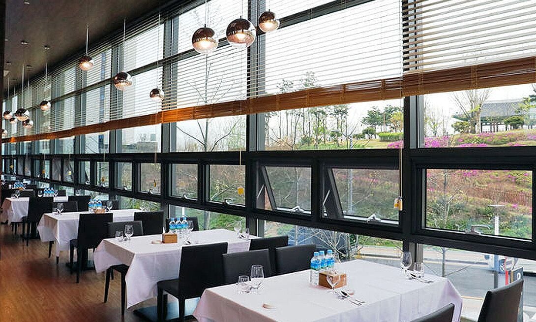 2 restaurants, lunch, dinner served; korean cuisine