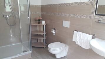 Basic-Doppelzimmer | Badezimmer | Dusche, Haartrockner, Handtücher