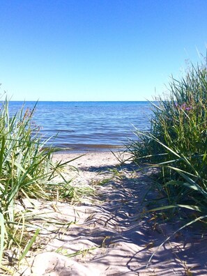 Beach - LIMESTONE COTTAGE CLOSE TO OCEAN & BISTRO (Burgsvik)