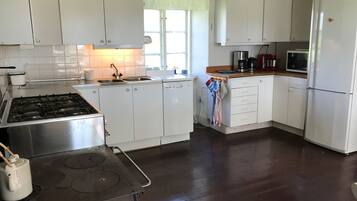 Microwave, dishwasher, coffee/tea maker, cookware/dishes/utensils