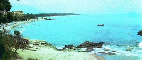 Plage, chaises longues, serviettes de plage