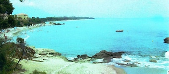 Beach<100m.Air conditioning.Swimming pool.Private parking. Opt Wifi, car, bike.   No. of activities