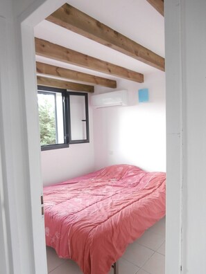 4 habitaciones, tabla de planchar con plancha, cuna de viaje y wifi 