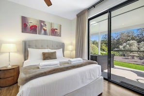 5 bedrooms, desk, iron/ironing board, Internet
