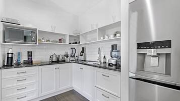 Jääkaappi, mikroaaltouuni, uuni, liesi