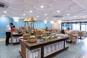 Melayani sarapan, makan siang, makan malam; sajian masakan Asia 