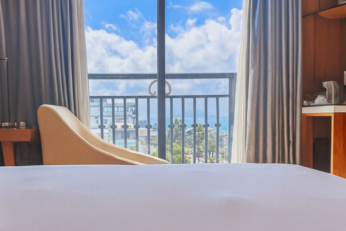 Tomannsrom – deluxe, sjøutsikt | Sengetøy av topp kvalitet, memory foam-senger, minibar og safe på rommet