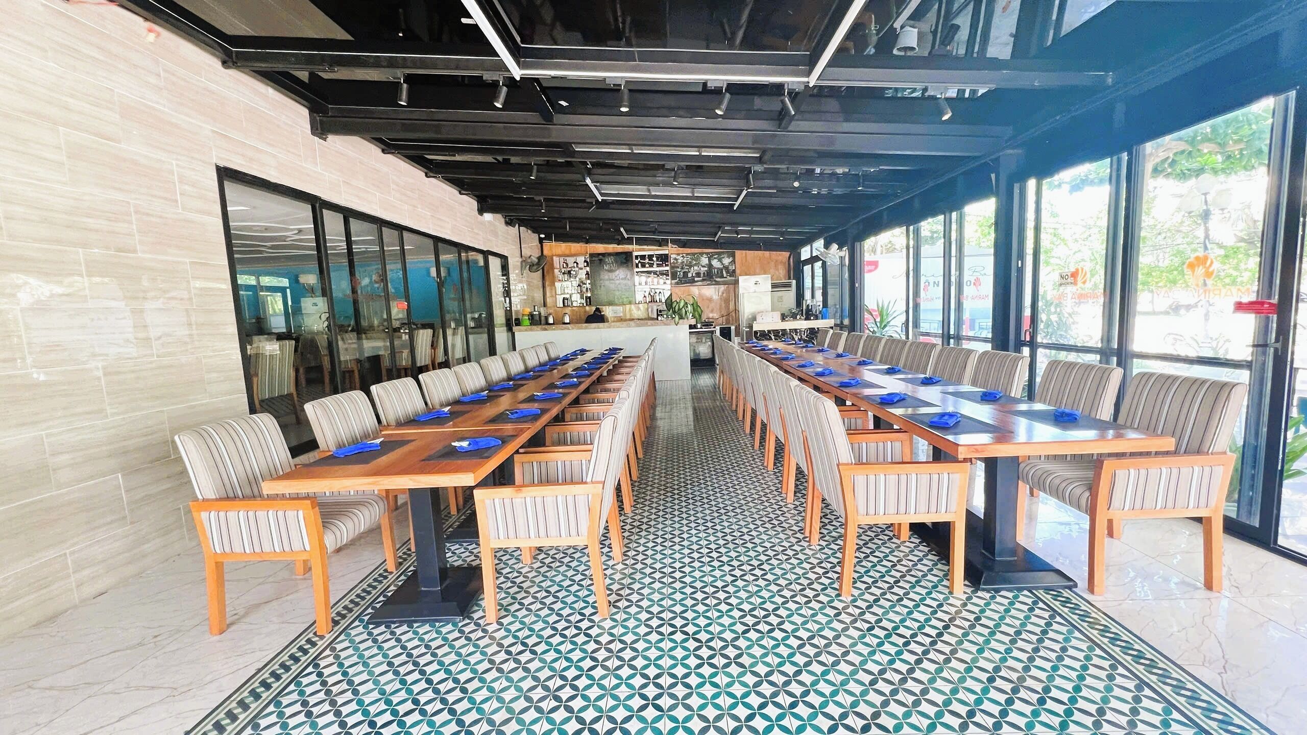 Se sirven desayunos, almuerzos y cenas; cocina asiática