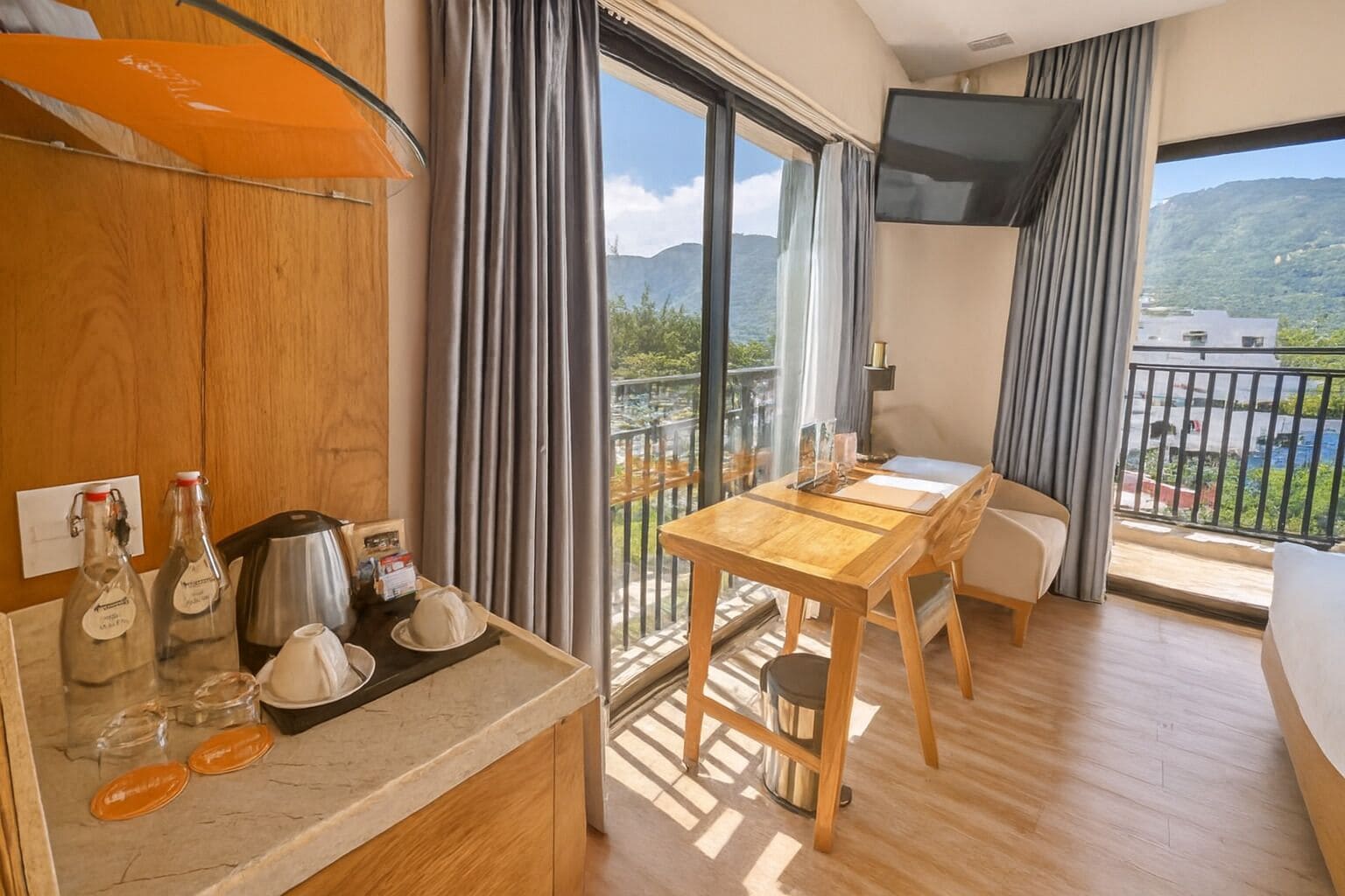 Ropa de cama de alta calidad, colchones con efecto memoria y minibar 