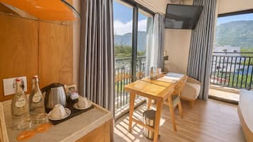 Phòng đôi Deluxe, quang cảnh biển | Bộ đồ giường cao cấp, nệm cao su hoạt tính (memory foam), minibar