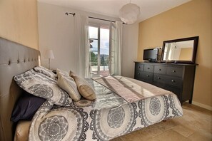 4 bedrooms, iron/ironing board, travel cot, free WiFi - PLEASANT VILLA WITH SWIMMING POOL FOR 8 PEOPLE (Lorgues)