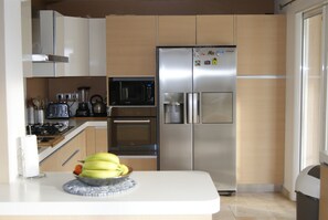 Fridge, microwave, oven, stovetop - PLEASANT VILLA WITH SWIMMING POOL FOR 8 PEOPLE (Lorgues)