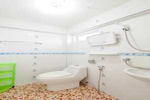 Habitación individual básica | Baño | Ducha, bidé, toallas y jabón