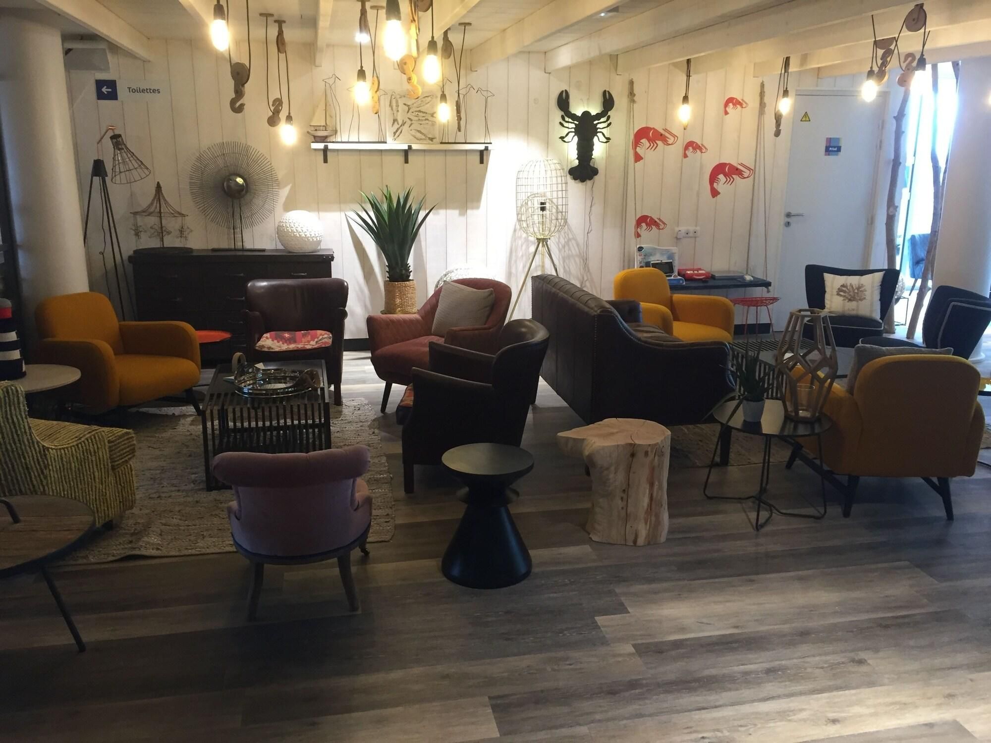 Ein stilvoller Lounge-Bereich mit verschiedenen Sitzmöglichkeiten, einem Klavier und dekorativer Wandgestaltung.