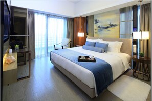 Minibar, escritorio, cortinas blackout y wifi gratis