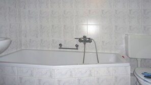 Haartrockner, Handtücher, Seife, Toilettenpapier