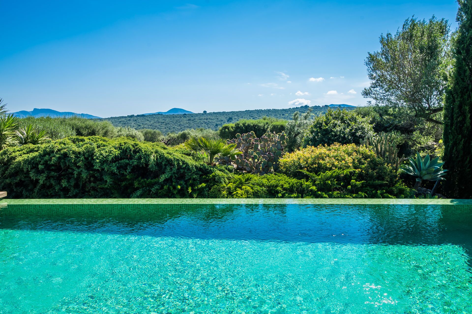 Outdoor pool, an infinity pool