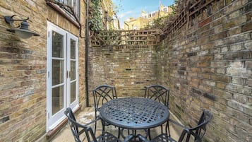 Apartamento (2 Bedrooms) | Vista para o jardim