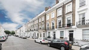 A row of terraced houses with a clear street in front. - JOIVY Pimlico Flat with Terrace for 3 (London)