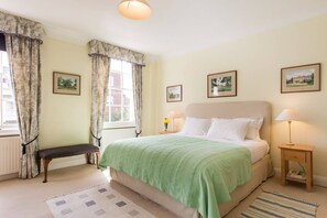2 bedrooms, desk, laptop workspace, soundproofing - JOIVY Luxurious 2BR flat in Pimlico, near Warwick sq (London)