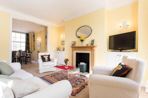 City Apartment (2 Bedrooms) | Living room | Flat-screen TV - JOIVY Luxurious 2BR flat in Pimlico, near Warwick sq (London)